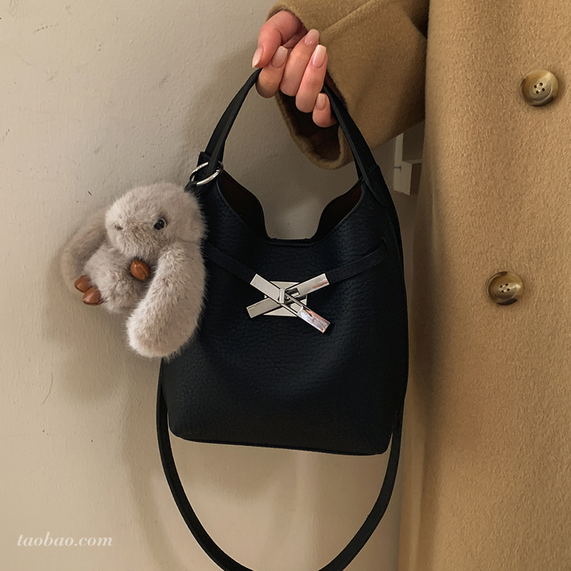 2025秋冬磨砂新款软皮水桶包