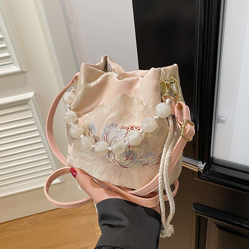 小众新中式国风包包女2025新款百搭单肩斜挎包超火手提汉服水桶包