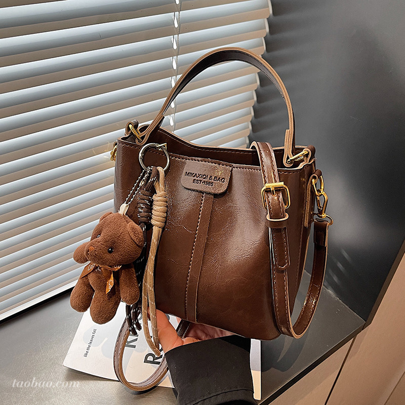 高级质感油皮复古小包包女2025新款时尚百搭斜挎包超火手提水桶包,箱包皮具/热销女包/男包,水桶包,淘宝优惠券,粉丝福利购,淘宝优惠卷