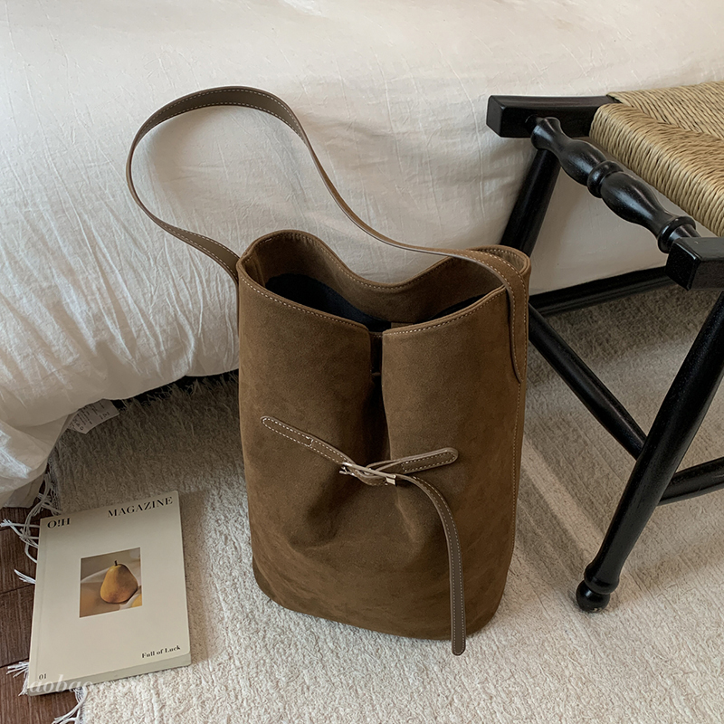 2025新款磨砂水桶包百搭单肩斜挎