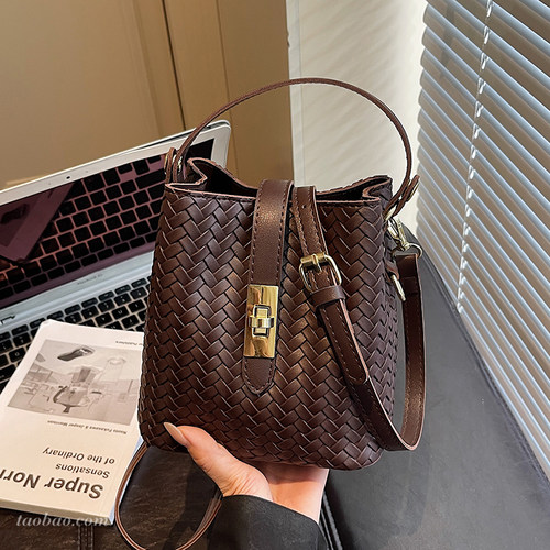 高级感复古小众编织纹包包2026新款百搭女式斜挎包时尚手提水桶包 - 封面