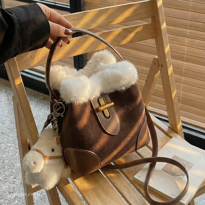 复古小众麂皮绒包包2026新款时尚撞色百搭斜挎包超火手提包水桶包,箱包皮具/热销女包/男包,水桶包,淘宝优惠券,粉丝福利购,淘宝优惠卷