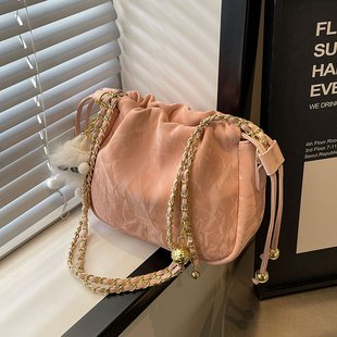 高颜值小众抽绳包包女2025新款 流行百搭链条斜挎包单肩腋下水桶包