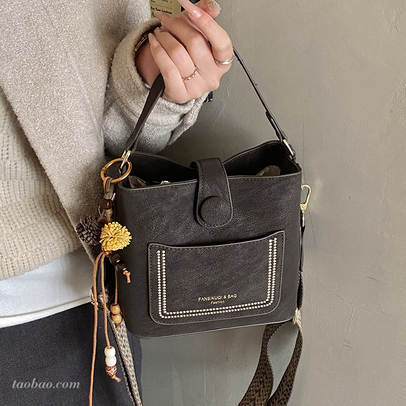 复古小众设计水桶包2025冬季新款