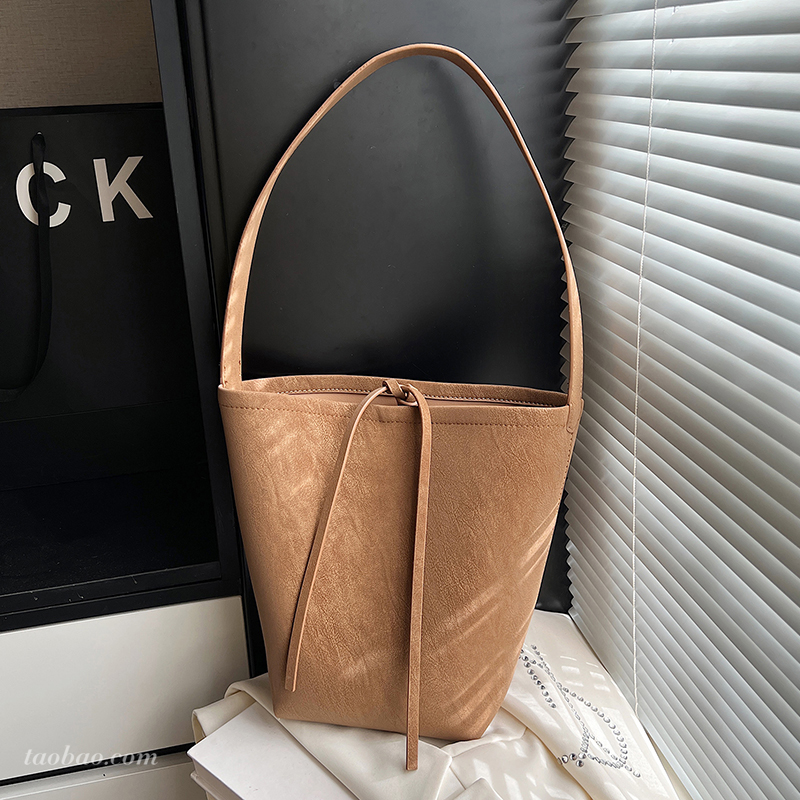 2025新款磨砂水桶包百搭单肩斜挎