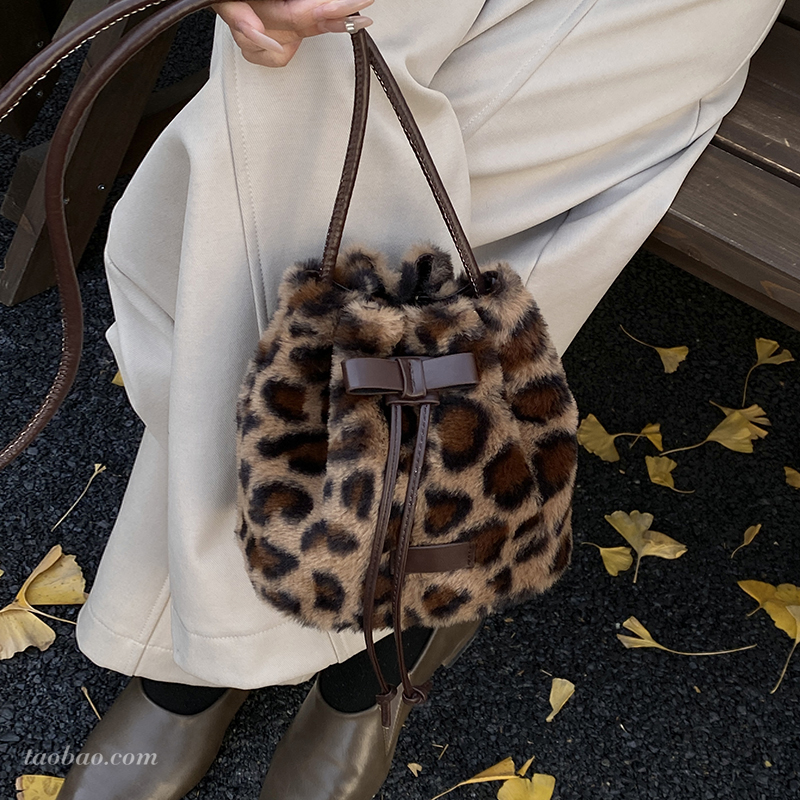 豹纹毛茸茸小众水桶包