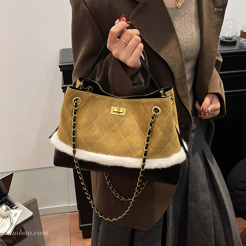 小香风麂皮毛绒拼接托特包通勤