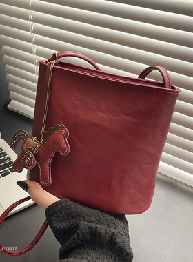 简约红色小包包2026新款时尚女包春夏季百搭斜挎包精致超火水桶包