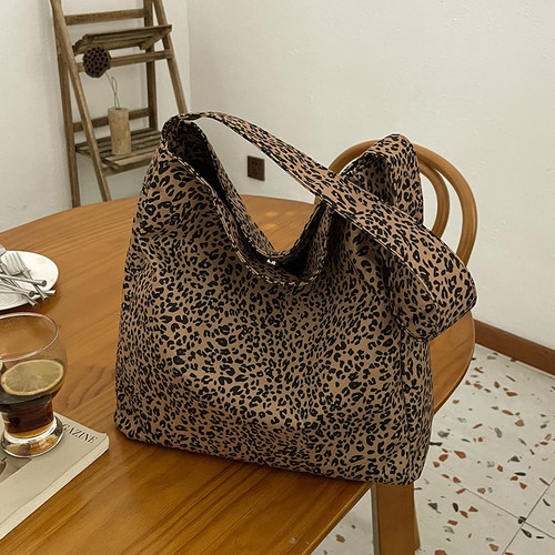 2024秋大容量复古通勤欧美单肩包