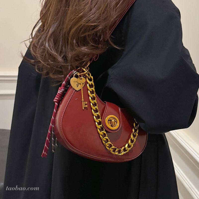 时尚百搭女士月牙单肩斜跨包