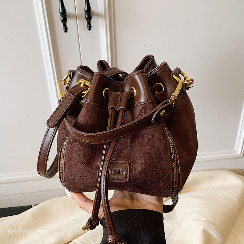 超火小众磨砂水桶包2025新款