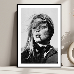 Brigitte Bardot 碧姬芭铎 复古性感美女抽雪茄明星海报酒吧壁画
