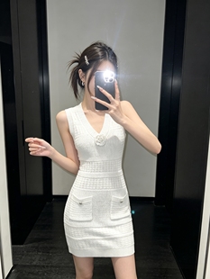 26夏季小香白色立体花朵V领背心针织连衣裙女性感修身包臀短裙子