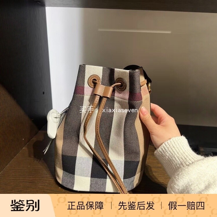 Burberry巴宝莉经典格子抽绳水桶包大容量口袋包法国代购10.20 5