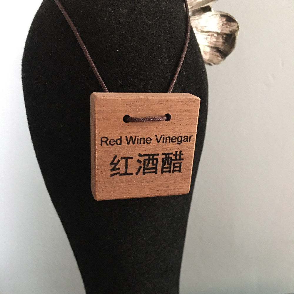 定制小木牌吊牌刻字挂牌实木头雕刻木制酒瓶标签价目木质牌子挂件图片