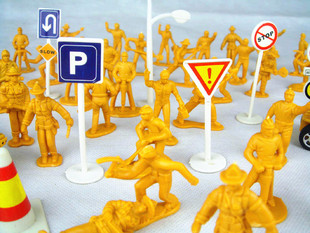 1:36建筑工人和消防员人偶模型套装一套40多人含工程车和一些路标