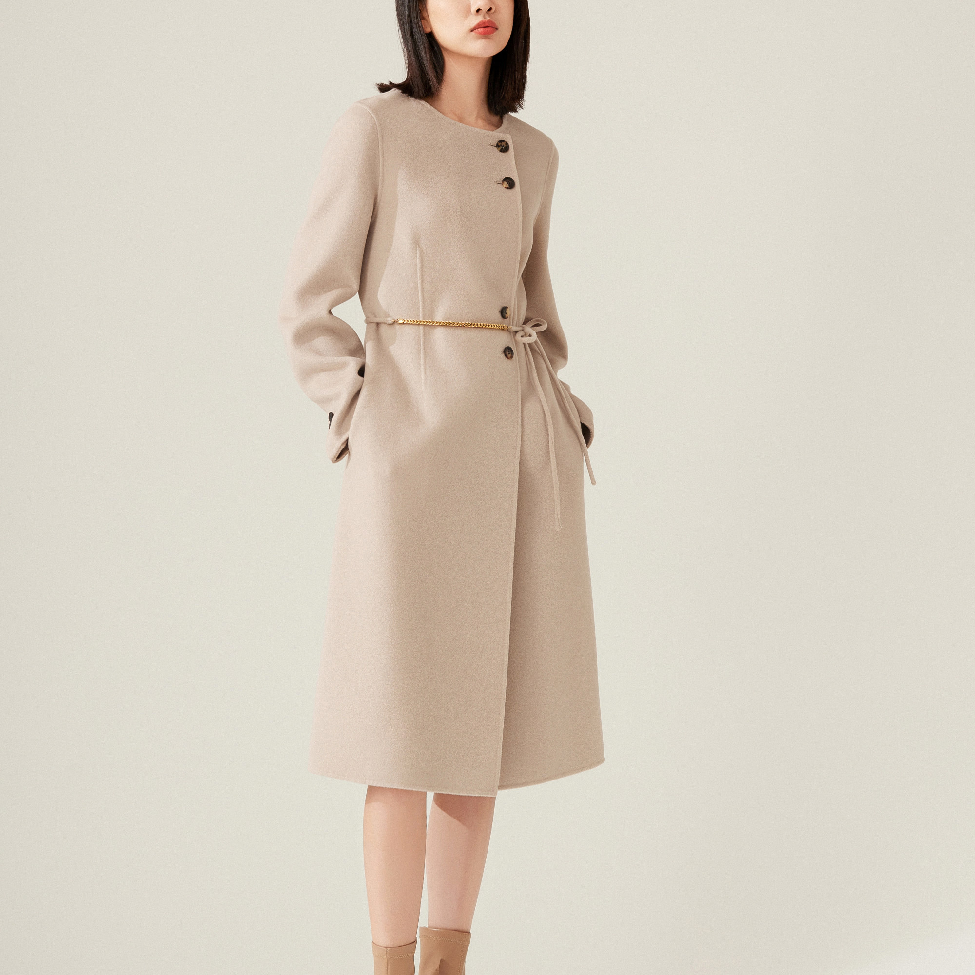 时尚百搭2026冬季新款圆领斜襟时尚纯色绵羊毛保暖通勤长款女外套