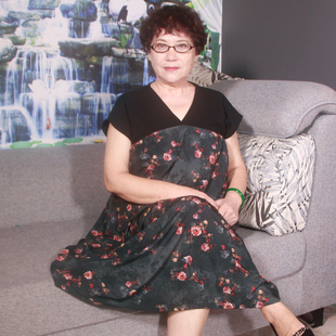 中老年夏季雪纺连衣裙加肥大码200斤胖妈妈装宽松时尚奶奶v领裙子