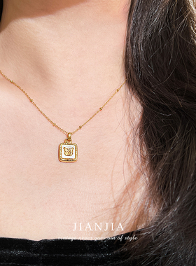 钛钢镀18K金蝴蝶白海贝方牌项链