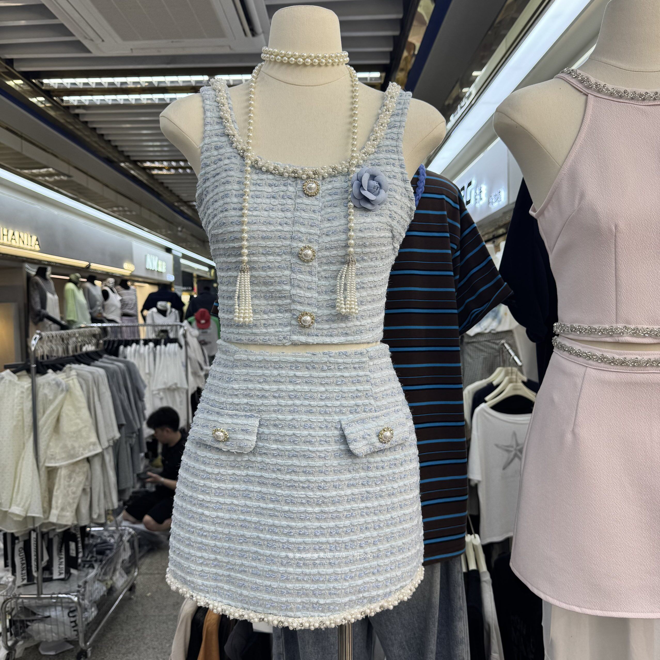 雅依小香风钉珠马甲包臀短裙套装