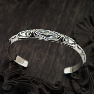 铁头的店925银纳瓦霍风格LarrySmith拉瑞斯密斯菊花钉三角手镯