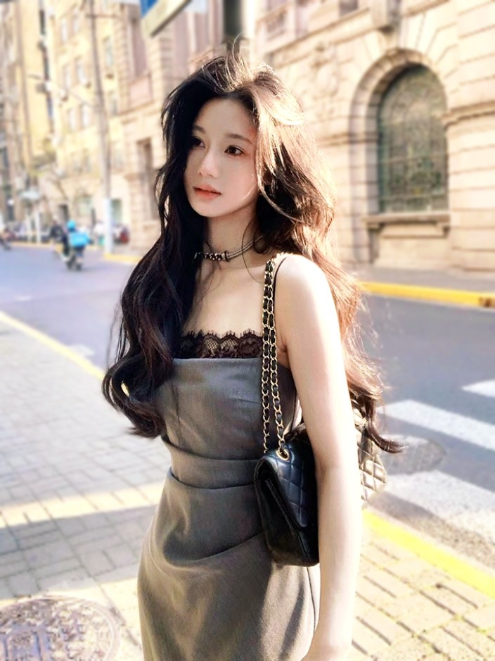 从一时刻 miu系灰色富家千金风绝美吊带连衣裙蕾丝拼接褶皱包臀裙