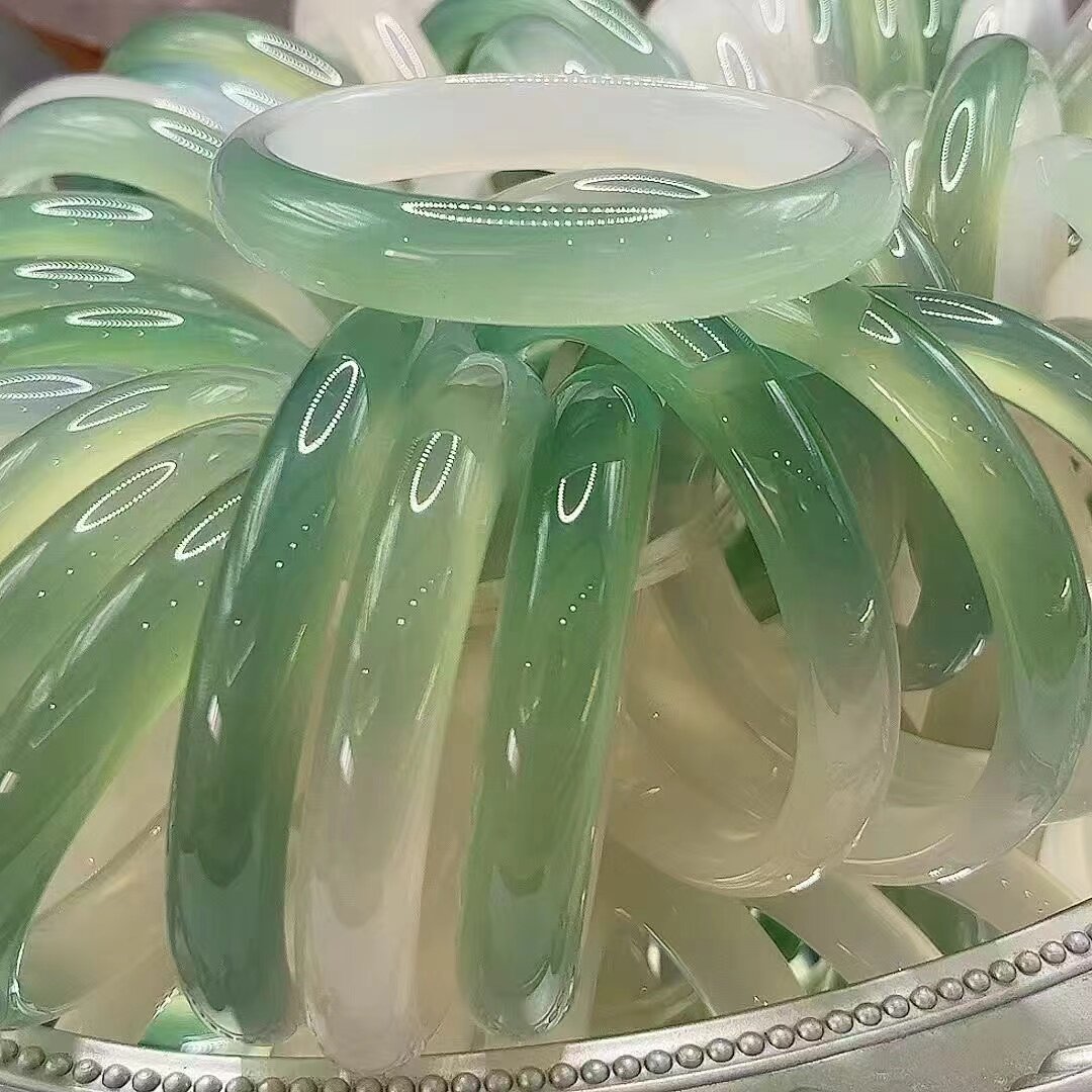 天然冰种半山半水玛瑙手镯绿底石英岩质玉玛瑙手镯男女款手作