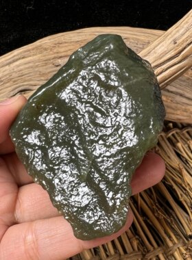 151g新疆和田戈壁料原石天然无修油润青玉军绿干净手把件风化完整