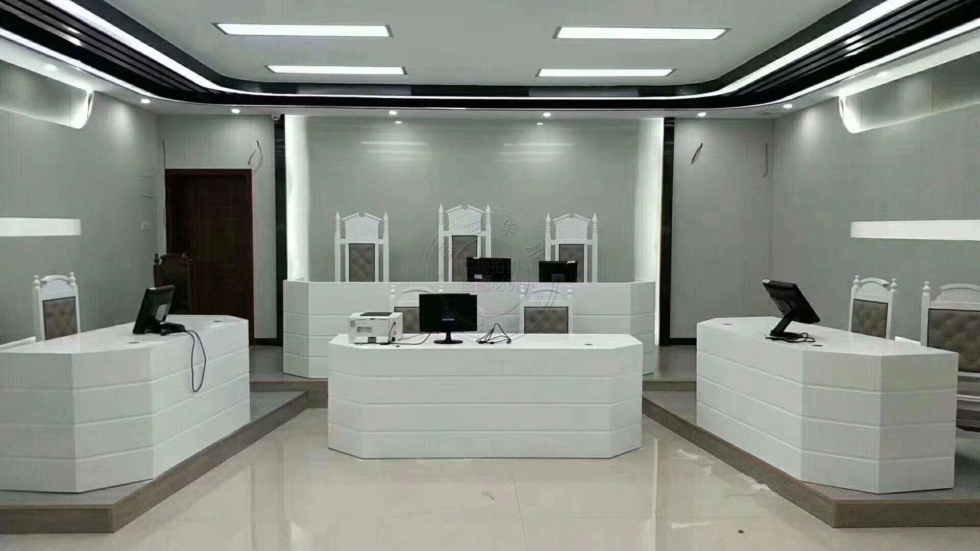 白色烤漆少年法庭桌椅智慧家事法庭桌无纸化法官桌自动法院办公桌