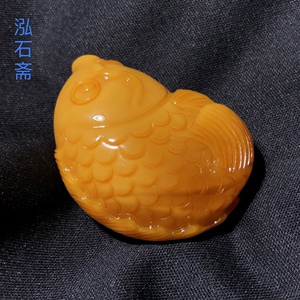 1A725 天然蜜蜡妖花年年有余鲤鱼挂件鸡油黄41mm首饰礼物女 编绳