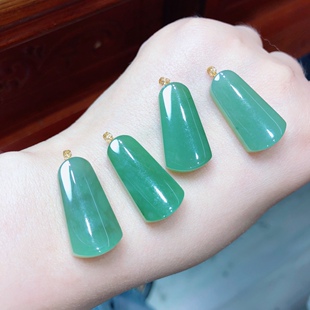 R135 12mm俄料苹果绿挂饰 天然和田玉碧玉无事牌18k金梯形牌25