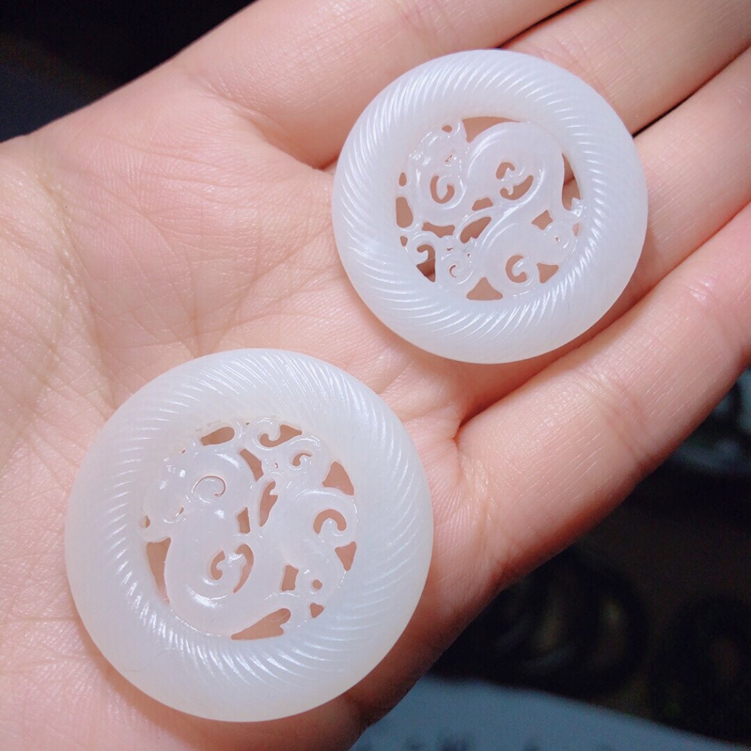 AA0418 天然和田玉羊脂白玉龙牌吊坠3cm钢板老油料圆牌挂件 编绳