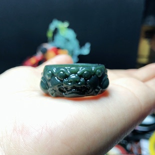 D251天然和田玉指环男士款貔貅神兽20以上内径青玉塔青雕刻有瑕