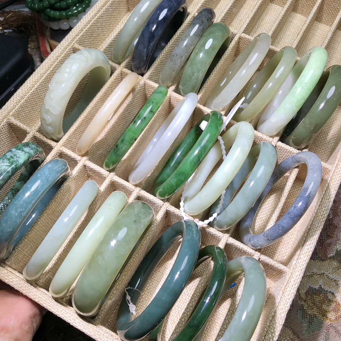 AA0336一物一图天然和田玉手镯雕花翡翠藕粉帝王紫翡翠雕花辣绿