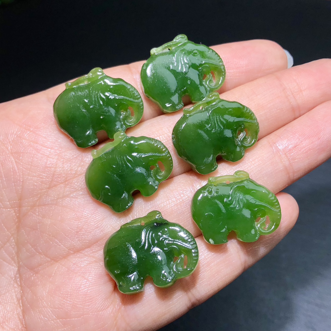 辣绿天然和田玉碧玉小象