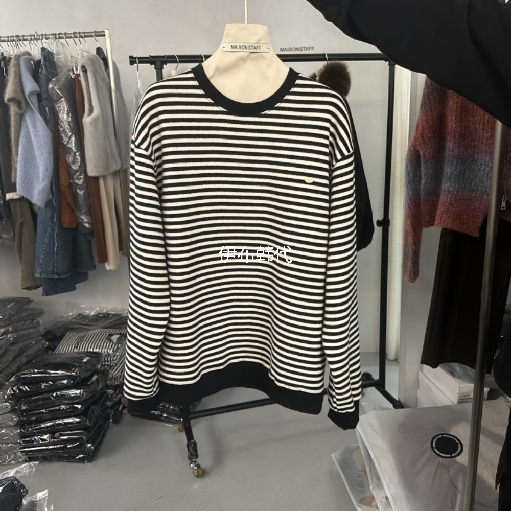 圆领黑白条纹后背字母卫衣