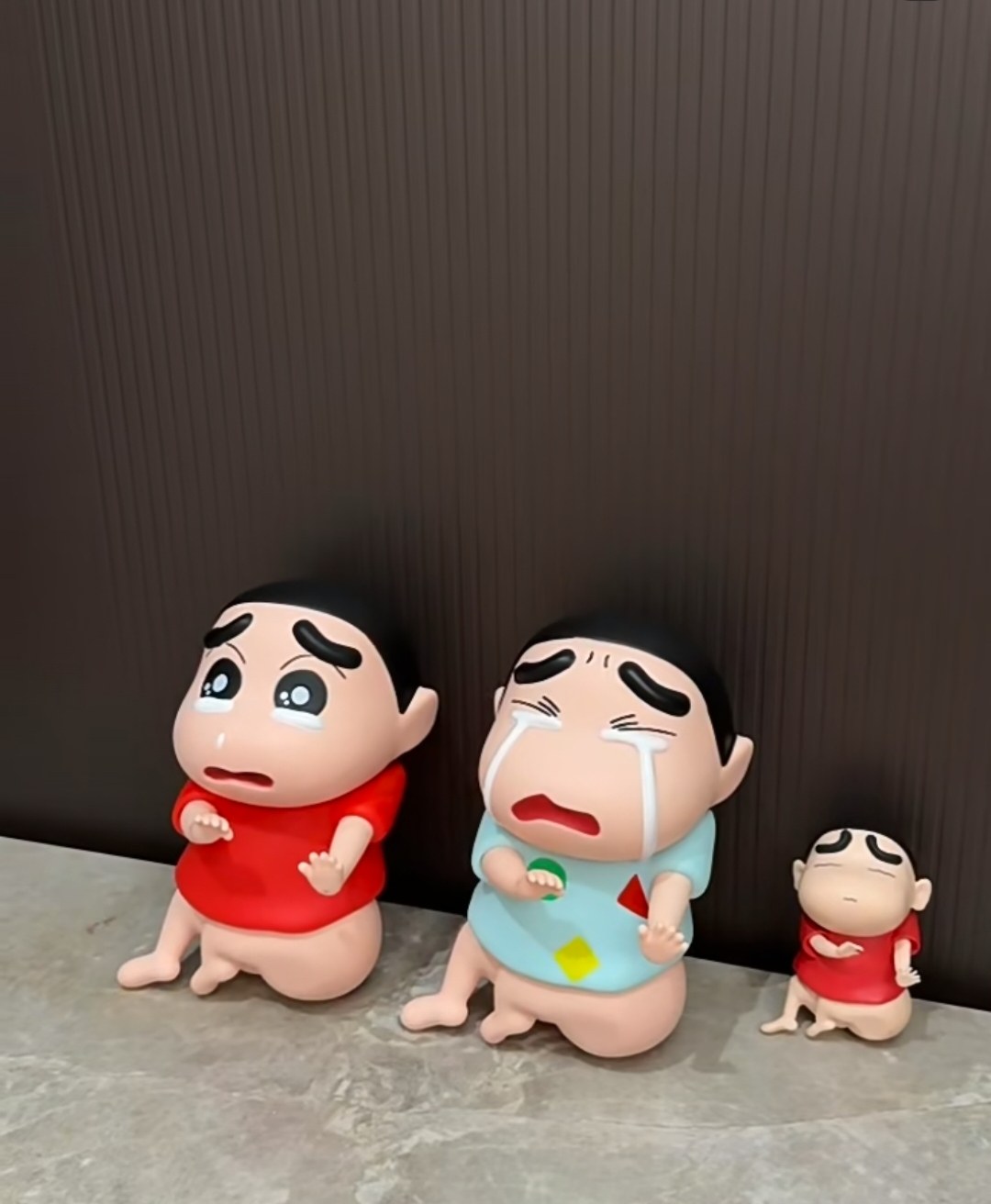 蜡笔小新趴姿挨揍硬pp巴掌印可爱摆件创意礼物