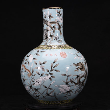 大清光绪年慈禧太后定制粉彩描金松石绿地穿花游龙纹天球瓶