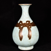 大清雍正年制天青釉描金纹片绶带纹玉壶春瓶