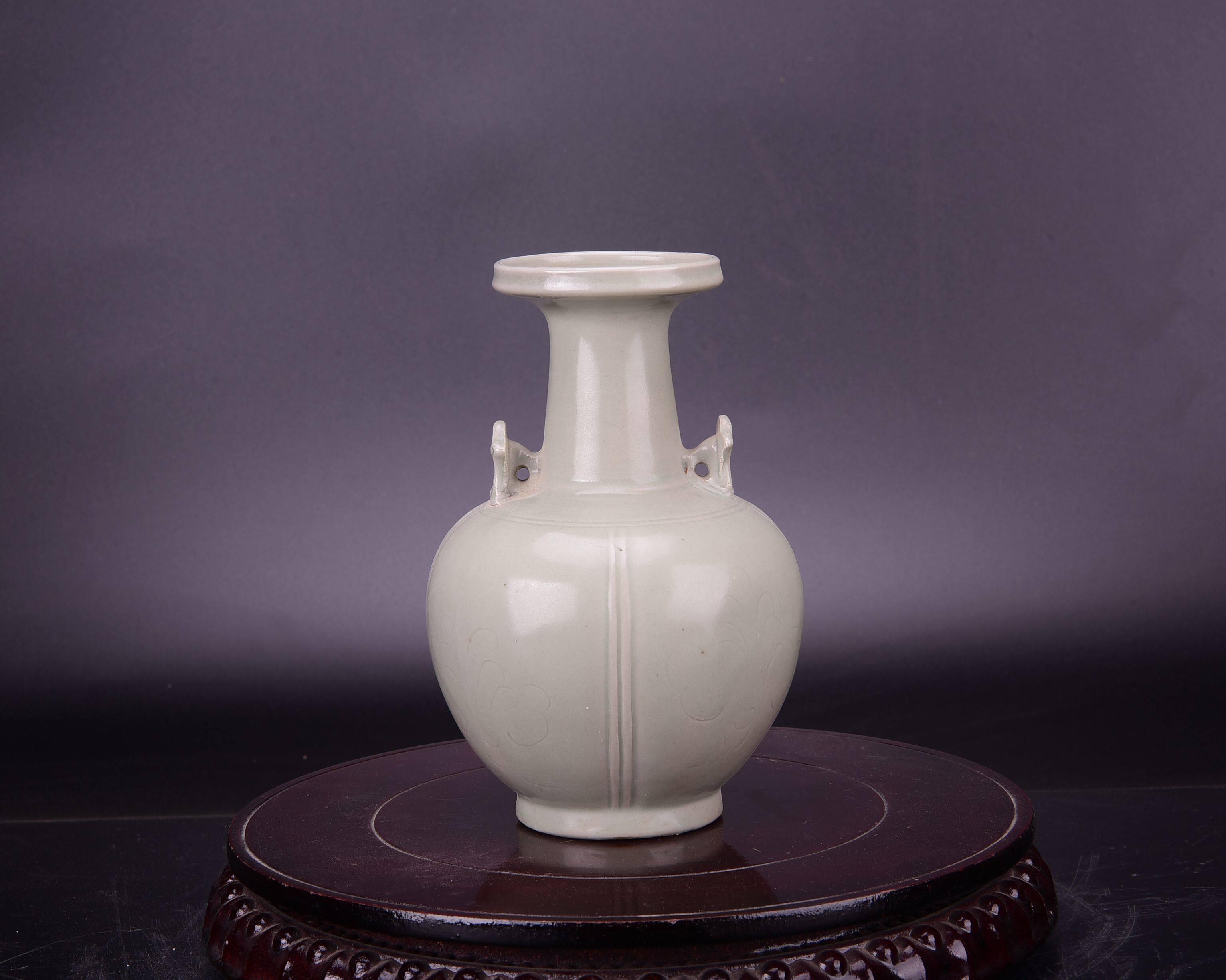 晋唐越窑青瓷秘色瓷刻花折枝花纹双系盘口尊瓶