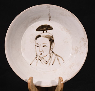 大宋大辽国定窑白釉褐彩铁绘肖太后肖像折腰碗笔洗