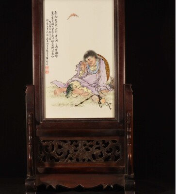 民国珠山八友王琦绘粉彩刘海戏金蟾纹瓷板画砚屏桌屏