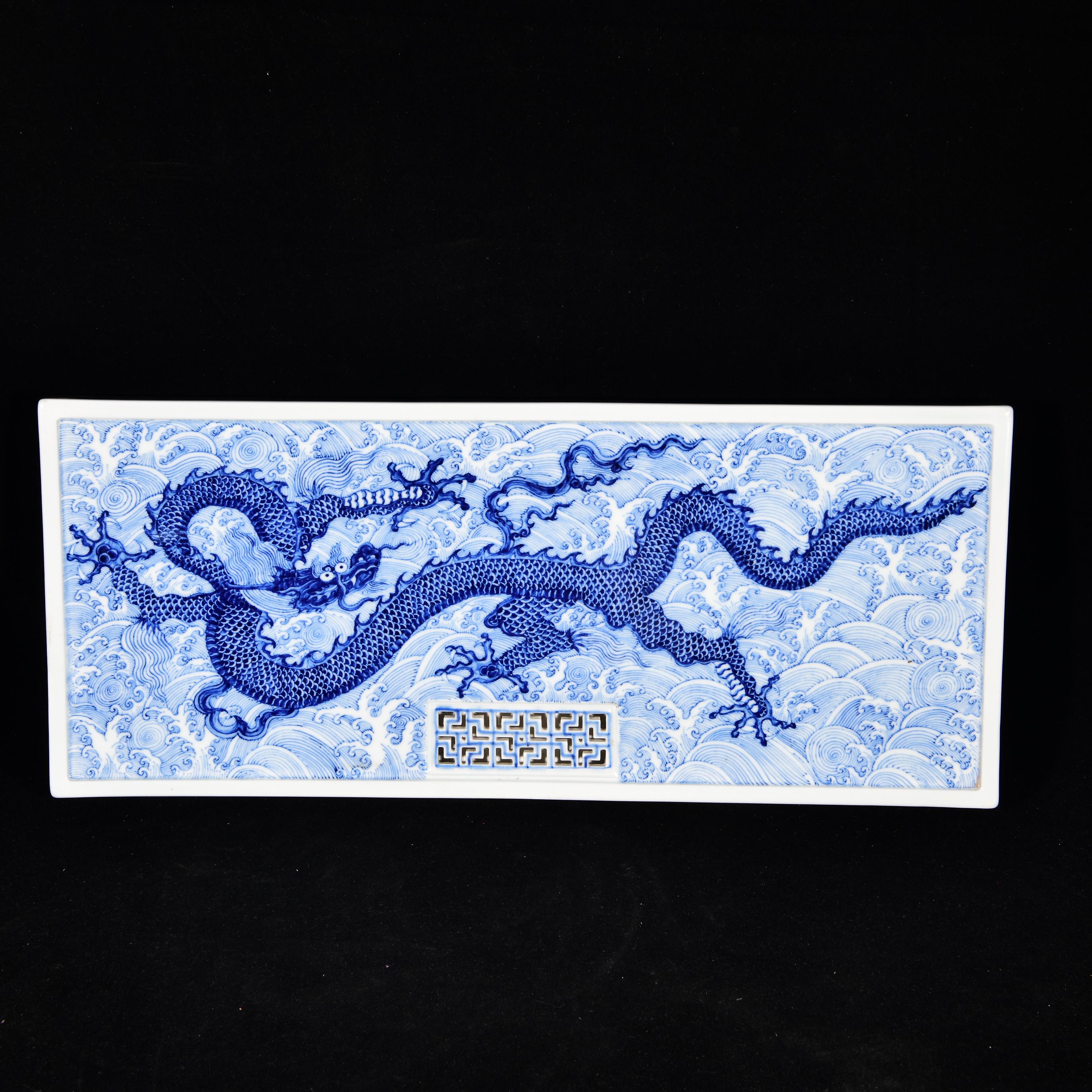 大明成化年制青花龙纹茶盘