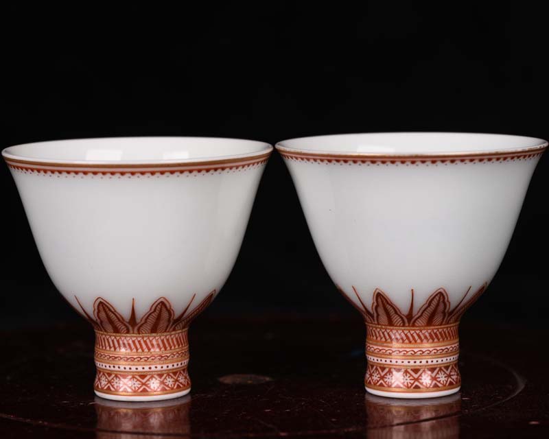 清雍正珐琅彩矾红本色真金图案纹酒杯茶杯