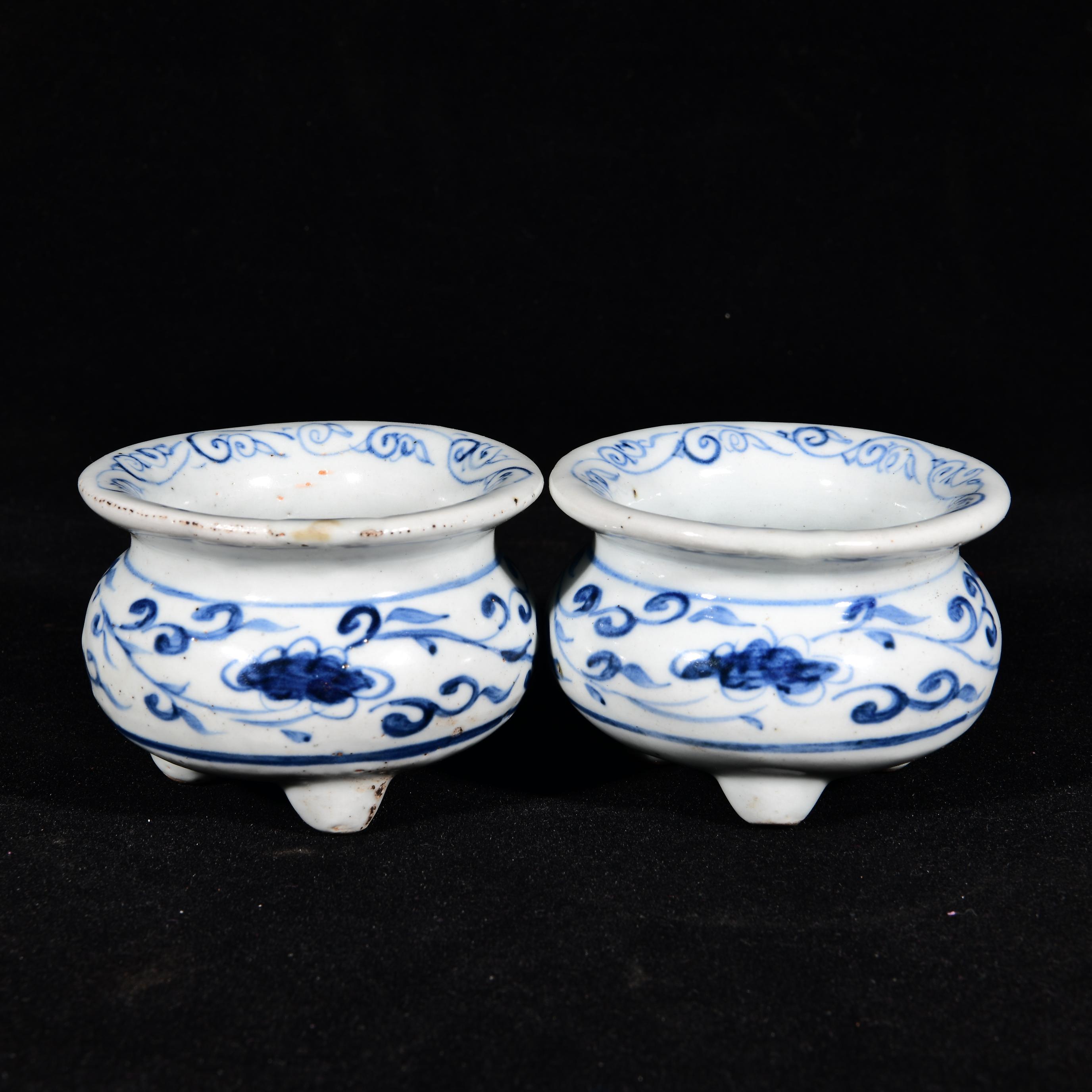 青花缠枝莲纹三足香炉