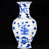 大清康熙年制松柴烧青花暗八仙包袱纹海棠尊