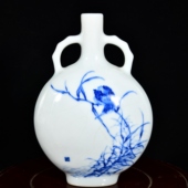 建国初期松柴烧纹片釉竹溪道人王步绘青花芦塘翠鸟花鸟纹抱月瓶