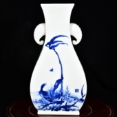 乙未1955年竹溪道人王步绘青花芦塘秋趣纹象耳四方尊瓶