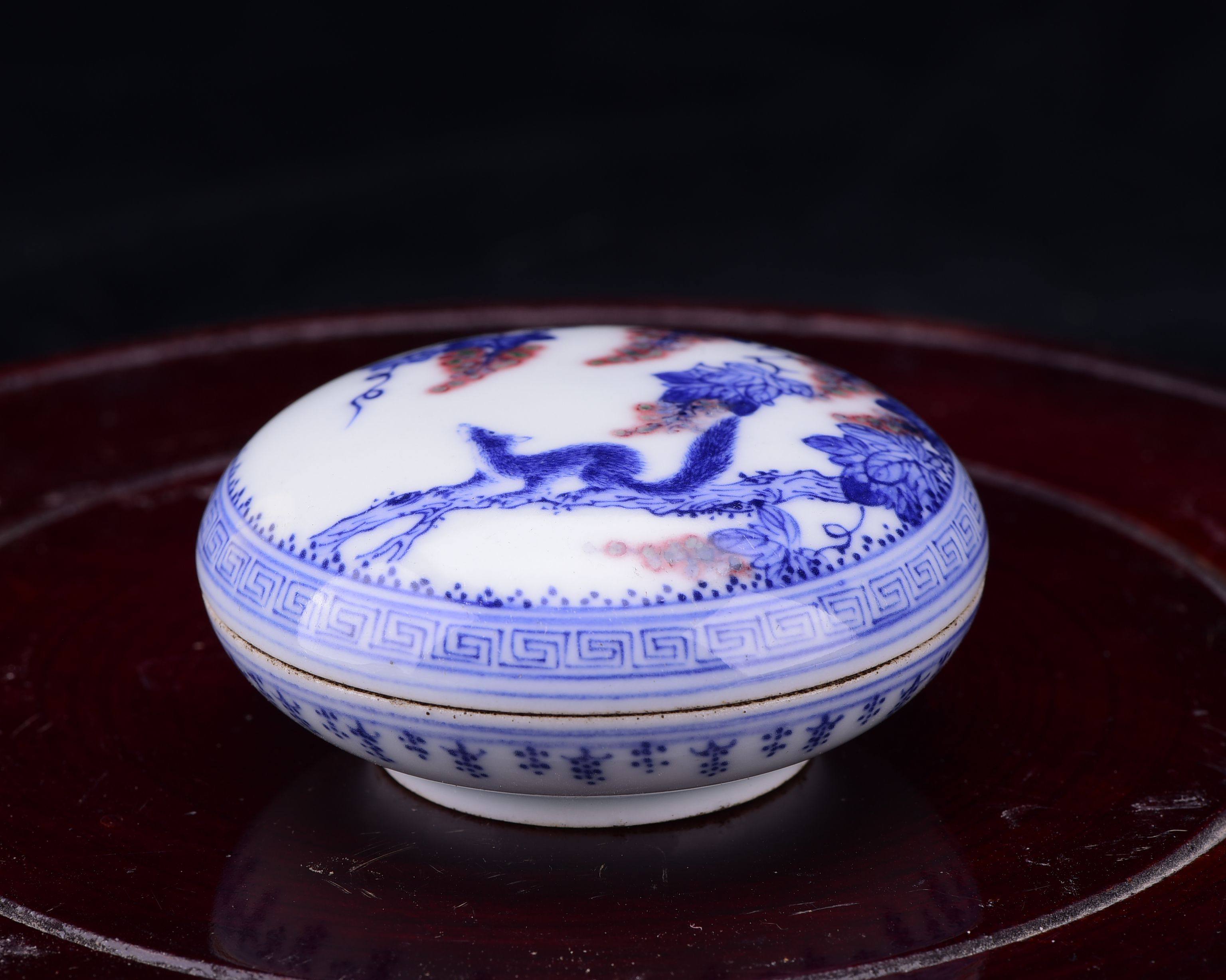 民国竹溪道人王步绘青花釉里红松鼠葡萄纹集雅斋制款粉盒印泥盒