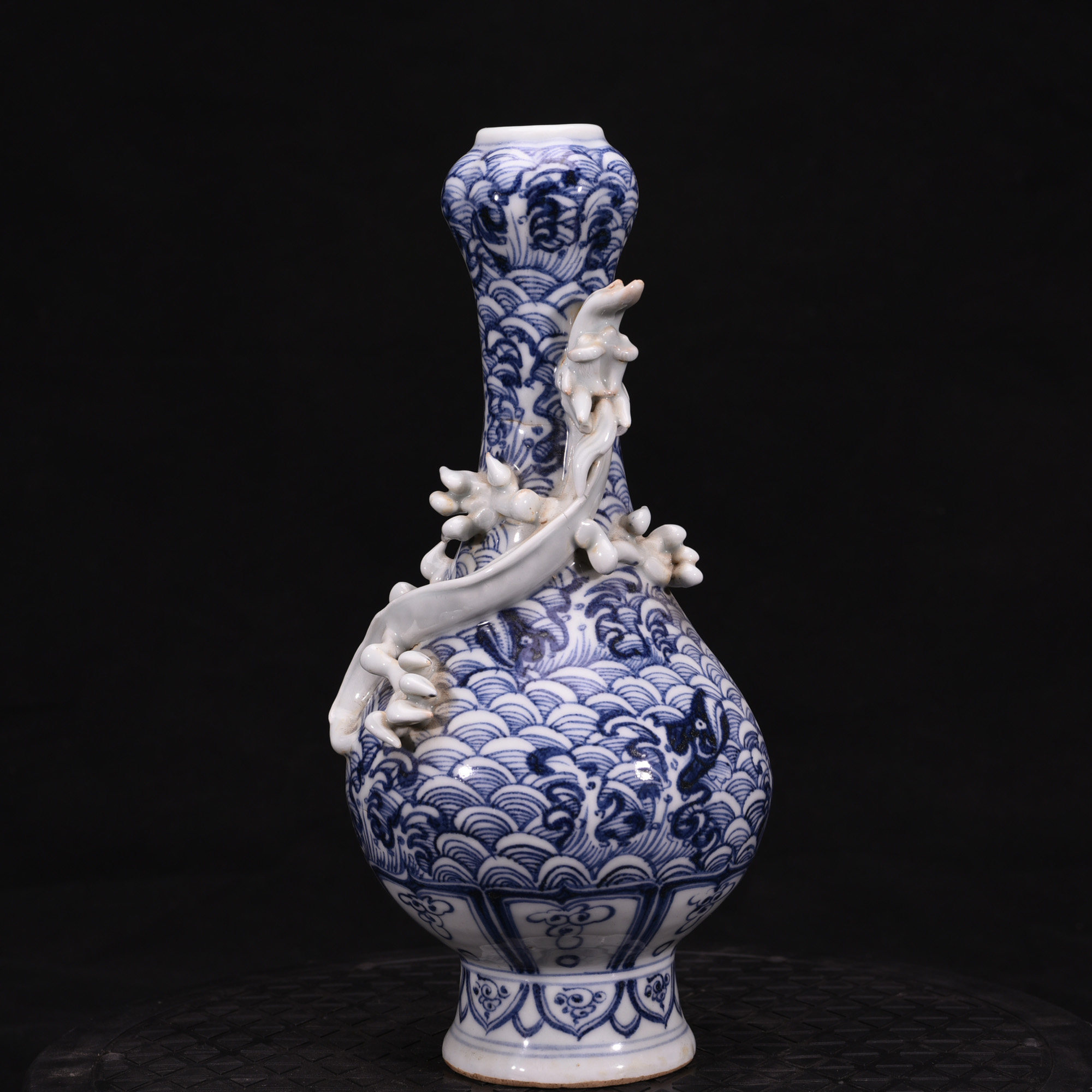 大元国青花海水江牙纹蟠龙蒜头瓶